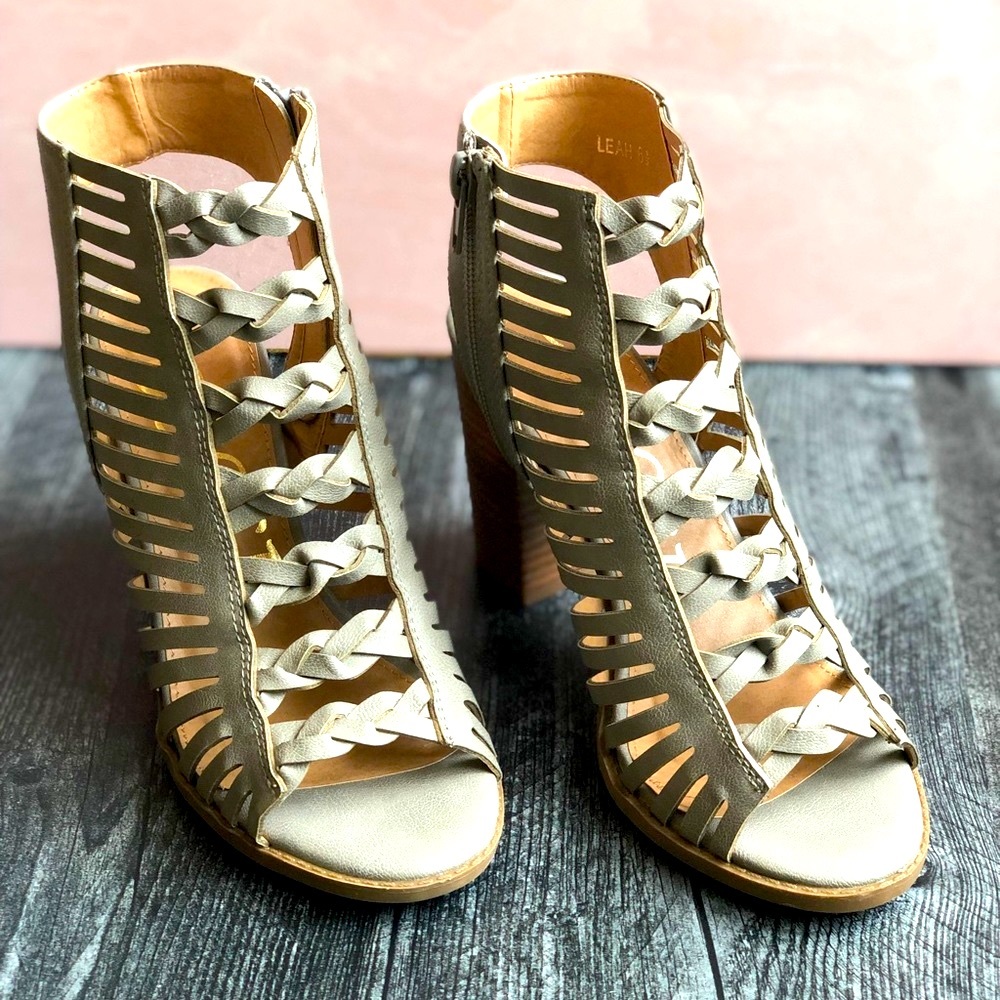 Last pair! Ccocci Leah heeled booties size 6 - Picture 2 of 8